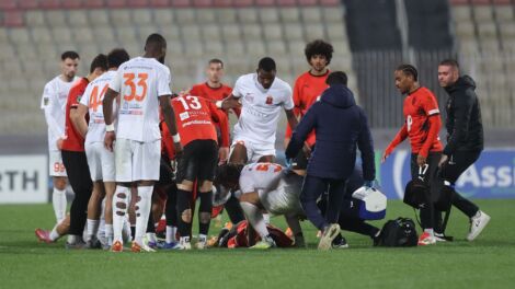 Il-mument fejn Sava Radic ta' Valletta jidher jintervjeni, u daħal subgħajħ f'ħalq Matias Nicolas Garcia biex iżżomlu l-ilsien. (Ritratt ta' Joseph Galea)