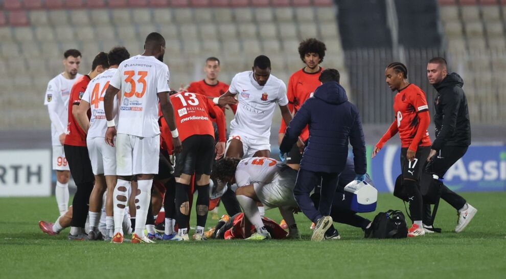 Il-mument fejn Sava Radic ta' Valletta jidher jintervjeni, u daħal subgħajħ f'ħalq Matias Nicolas Garcia biex iżżomlu l-ilsien. (Ritratt ta' Joseph Galea)