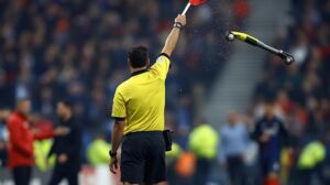 Ritratt maħdum bl-AI juri xena ta' scooter jitwaddab fid-direzzjoni ta' assistant referee.