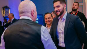 Il-Kap tal-Partit Nazzjonalista, Alex Borg jiltaqa' ma' John Higgins.