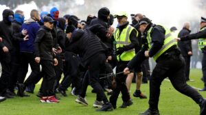 Il-pulizija u l-istwards kellhom jifirdu lill-partitarji wara li Ir-rebħa ta’ Celtic fuq Rangers fit-Tazza Skoċizza, f’Ibrox ġiet imntampa minn xeni ta’ vjolenza.