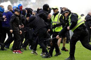 Il-pulizija u l-istwards kellhom jifirdu lill-partitarji wara li Ir-rebħa ta’ Celtic fuq Rangers fit-Tazza Skoċizza, f’Ibrox ġiet imntampa minn xeni ta’ vjolenza.