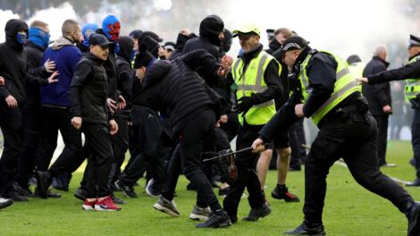 Il-pulizija u l-istwards kellhom jifirdu lill-partitarji wara li Ir-rebħa ta’ Celtic fuq Rangers fit-Tazza Skoċizza, f’Ibrox ġiet imntampa minn xeni ta’ vjolenza.