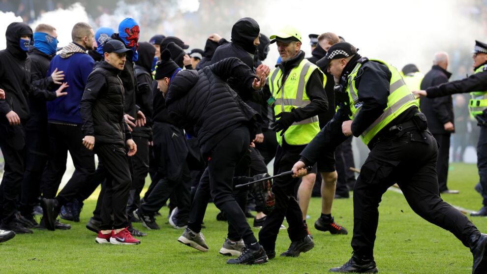 Il-pulizija u l-istwards kellhom jifirdu lill-partitarji wara li Ir-rebħa ta’ Celtic fuq Rangers fit-Tazza Skoċizza, f’Ibrox ġiet imntampa minn xeni ta’ vjolenza.