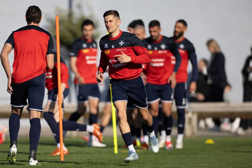 Il-plejers Maltin waqt is-sessjoni ta' taħriġ lejlet il-partita ta' għada.