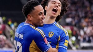 Leeds United jiċċelebraw wieħed mil-gowls tagħhom fil-partita kontra West Ham United.