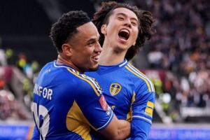 Leeds United jiċċelebraw wieħed mil-gowls tagħhom fil-partita kontra West Ham United.